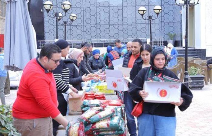 بنك
      مصر
      يشارك
      في
      مبادرة
      “كرتونة
      الخير”
      بـ
      100
      ألف
      كرتونة
      غذائية
      (صور) - نجوم مصر