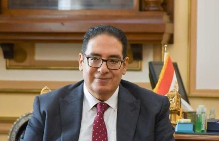 رئيس
      جامعة
      القاهرة
      يشيد
      بأداء
      طاقم
      التمريض
      المشارك
      في
      جراحة
      نادرة
      لزرع
      يد
      مبتورة - نجوم مصر