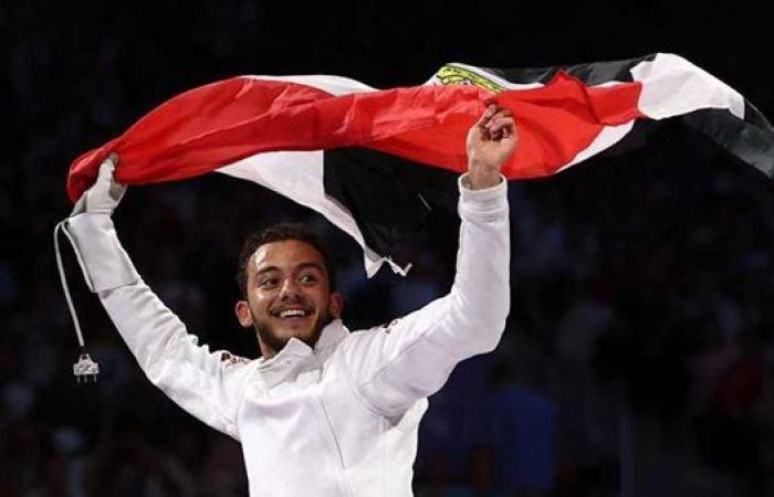 وزير
      الرياضة
      يهنئ
      محمد
      السيد
      بعد
      تتويجه
      ببرونزية
      الجائزة
      الكبرى
      للمبارزة
      في
      بودابست - نجوم مصر